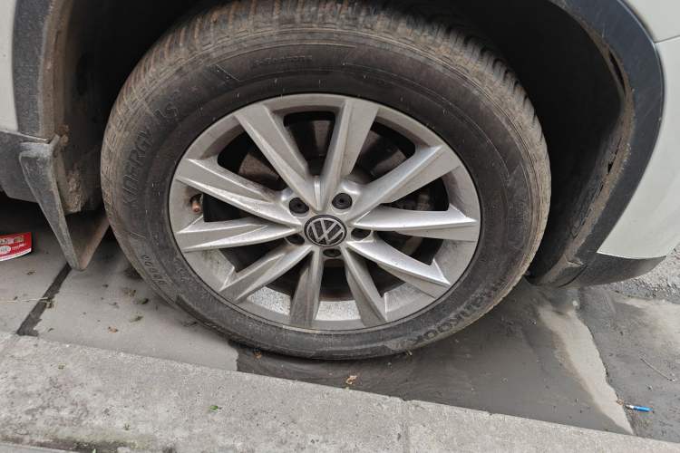 Used Volkswagen Tiguan 2017 300TSI Automatic Two-Wheel Drive Silk Road Comfort Edition Right Front Wheel Hub