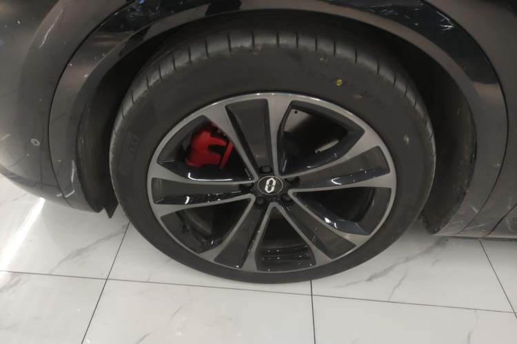 Used Hima AITO M8 2025 Extended-Range Ultra Version 53.4 kWh 6-Seater Edition Left Front Wheel Hub