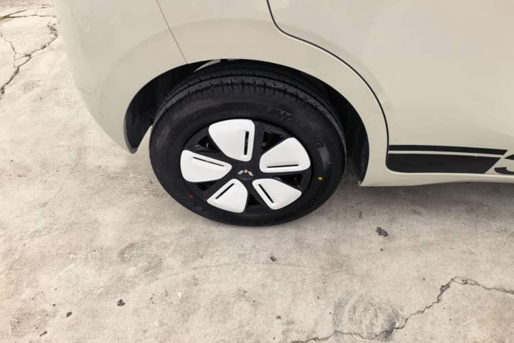 Used Wuling Hongguang MINIEV 2025 Four-Door Version Advanced Edition Right Rear Wheel Hub