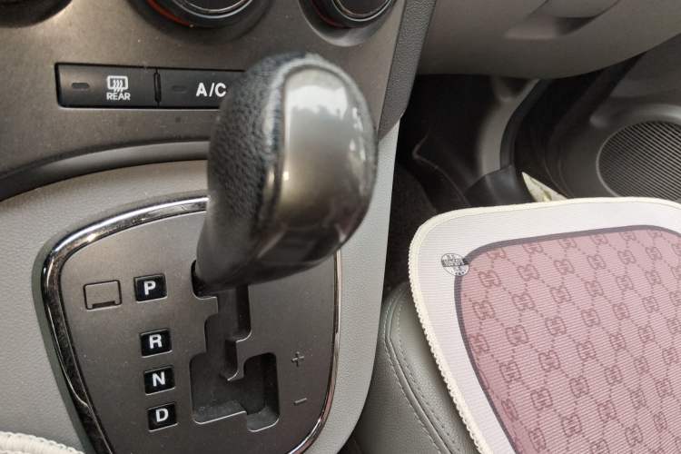 Used Kia Carens 2011 2.0L 7-Seater Automatic Standard Edition
