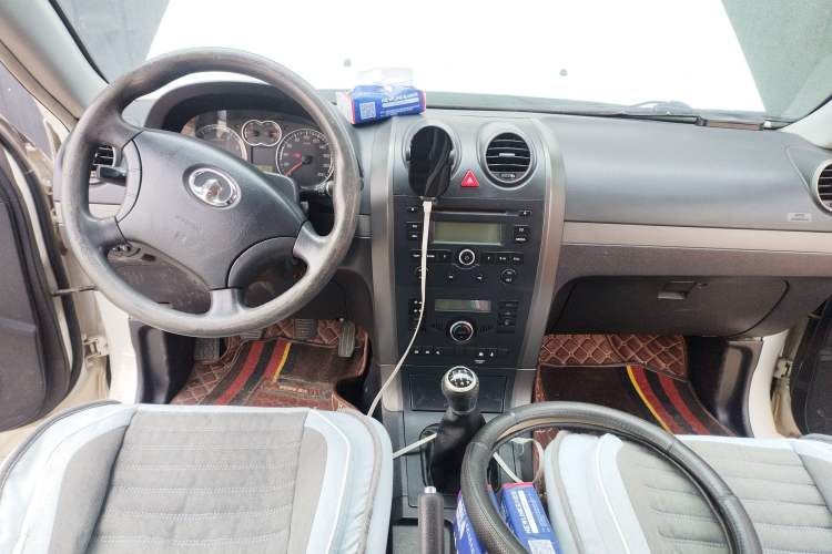 Used Haval H5 Classic 2011 Zhizun Edition 2.4L Four-Wheel Drive Deluxe Differential Version Center Console