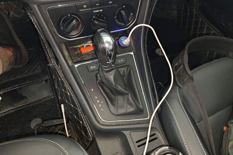 Used Volkswagen Lavida 2015 1.6L Automatic Comfort Edition Gear Lever