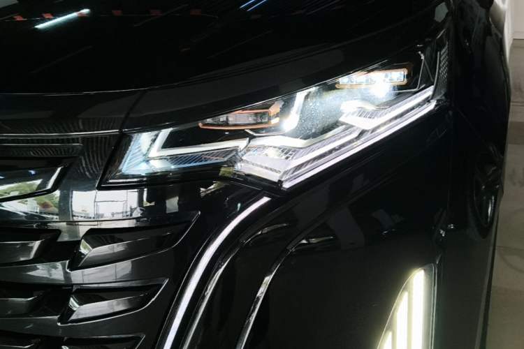 Used Denza D9 2022 DM-i 970 Four-Wheel Drive Flagship Model Left Front Headlight