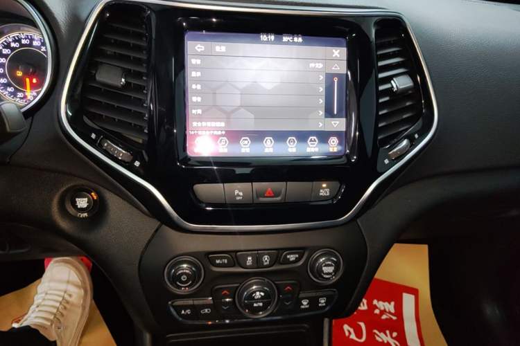 Used Jeep Cherokee 2019 2.0T Two-Wheel Drive Smart Enjoyment Version China V
