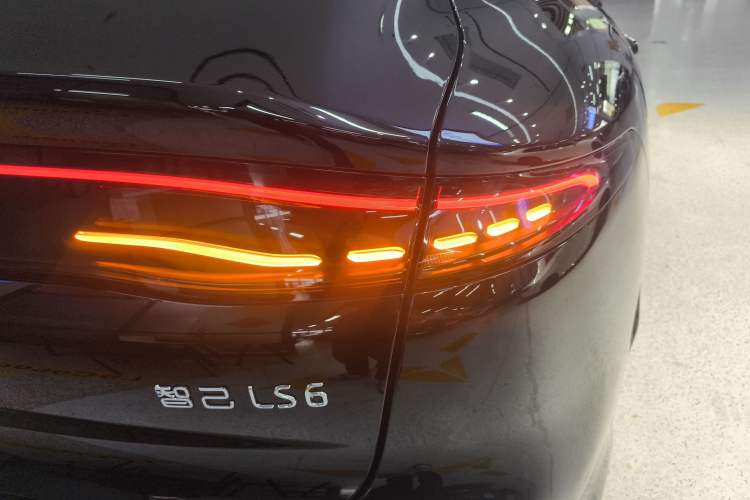 Used IM LS6 2026 Model Range-Extending 66 Max+ Right Rear Taillight