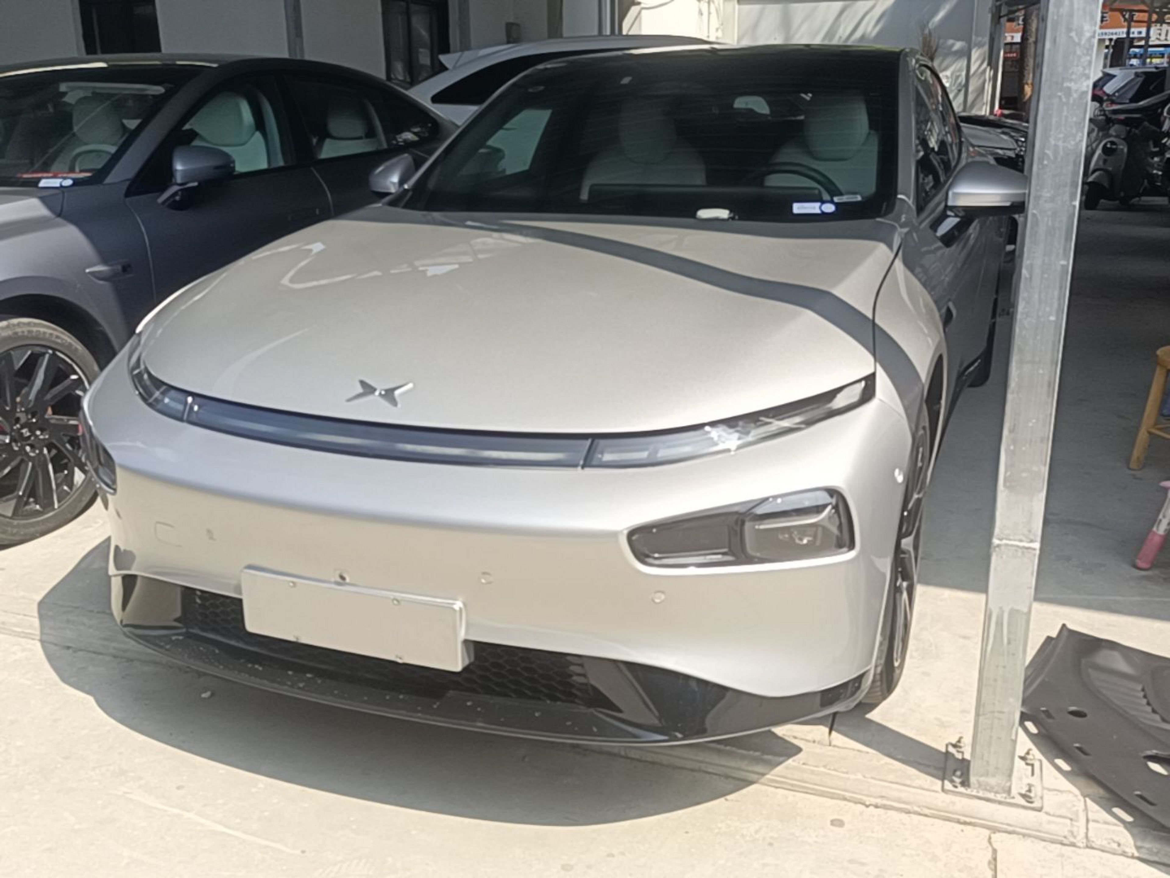 تحت مقدمة السيارة