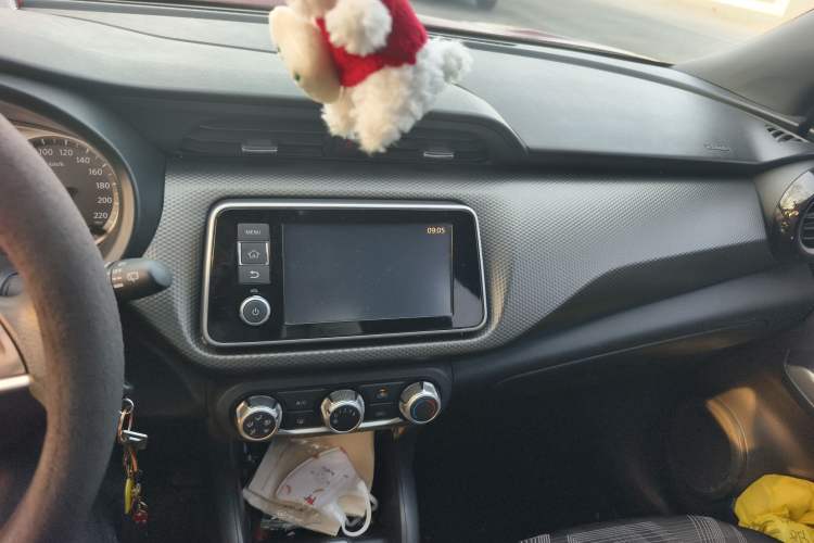 Used Nissan Kicks 2017 1.5L CVT Cool Enjoy Edition Audio And AC Panel