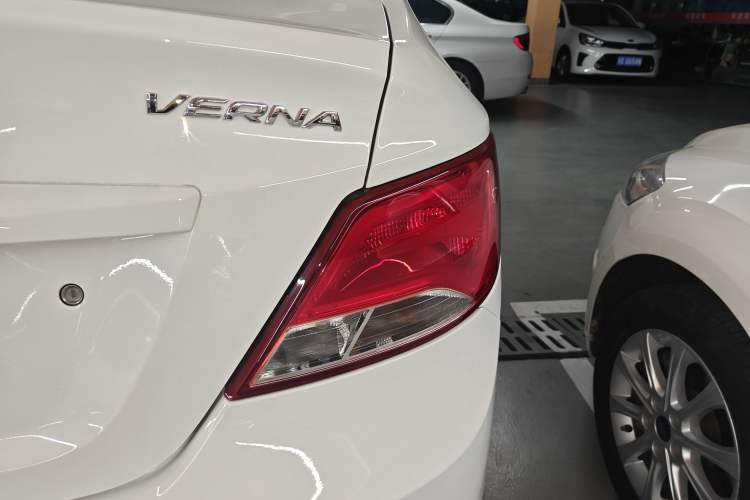 Used Hyundai Verna (older generation) 2014 1.4L Automatic Smart GLS Right Rear Taillight