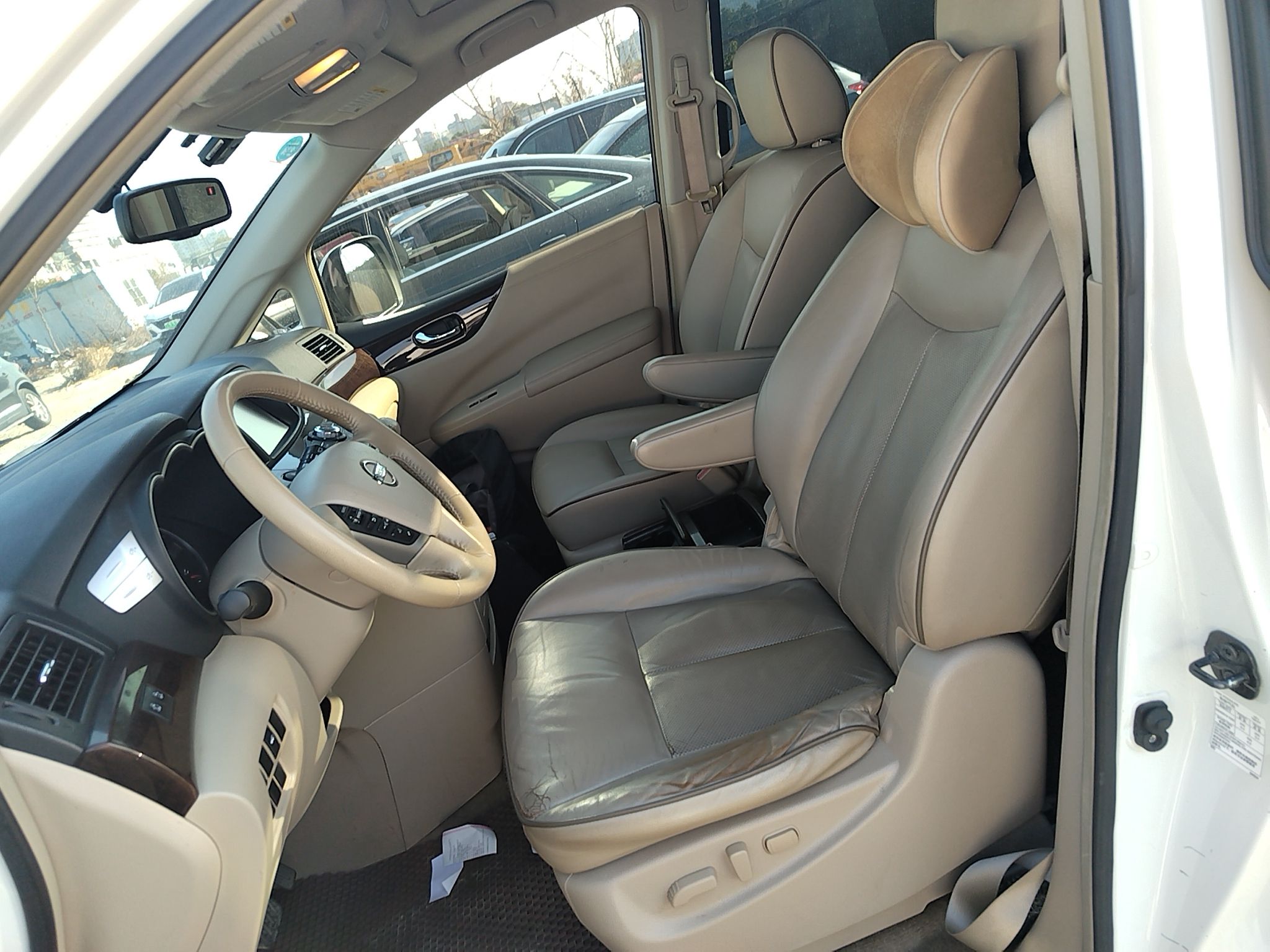 المقاعد الأمامية داخل السيارة