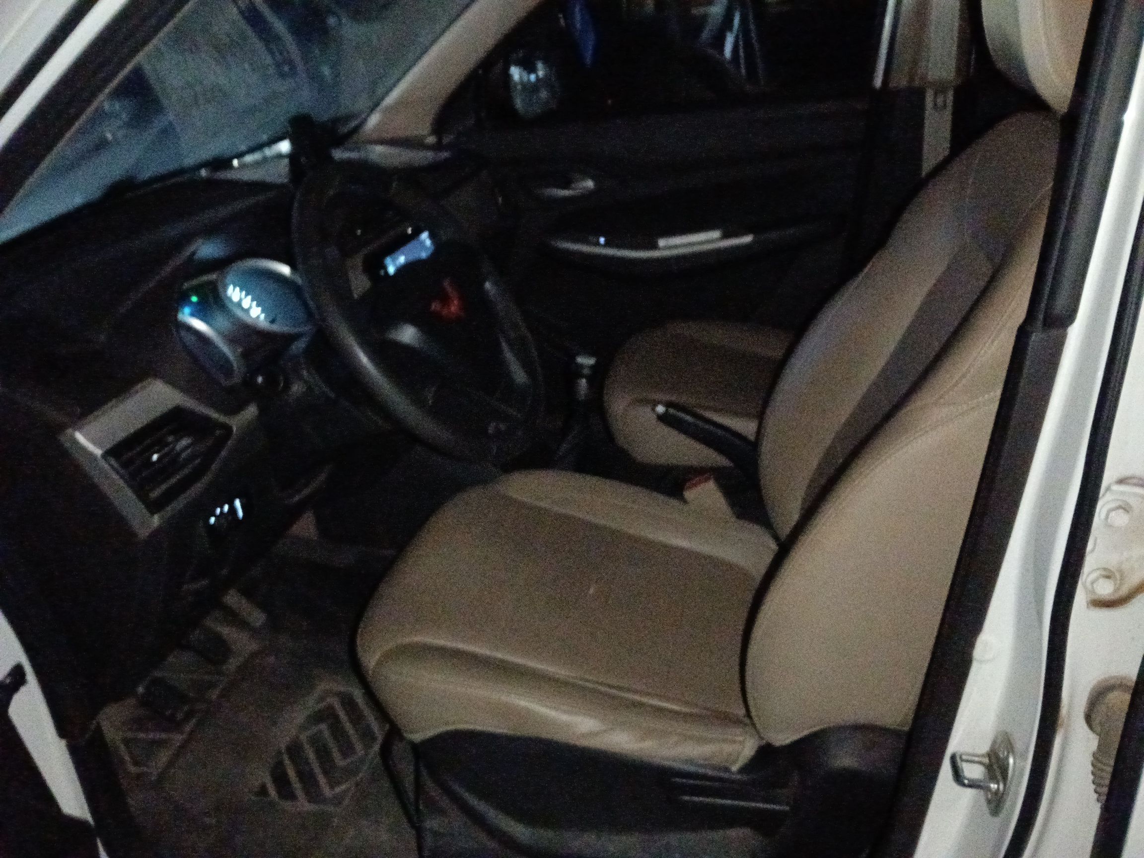 المقاعد الأمامية داخل السيارة