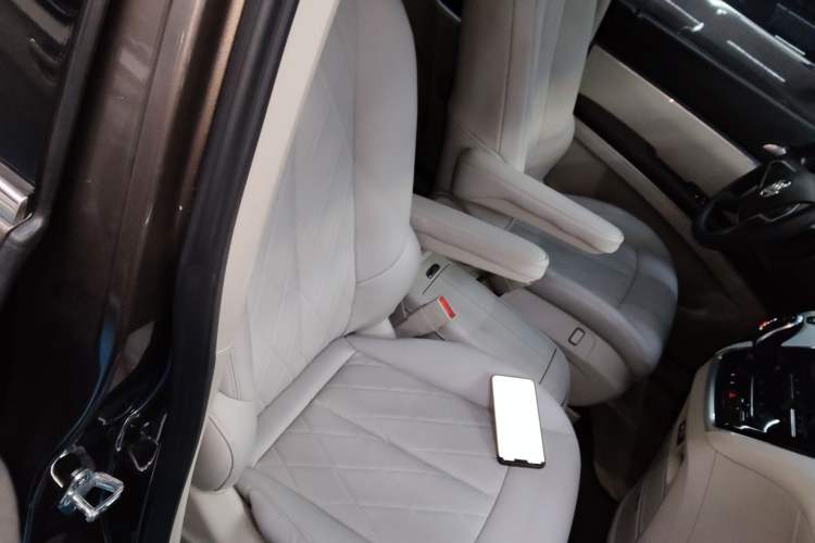 Used Buick GL8 2023 Land Executive Class Comfort Model
