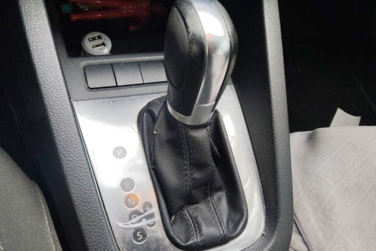 Used Volkswagen Sagitar 2012 1.6L Automatic Comfort Edition Gear Lever