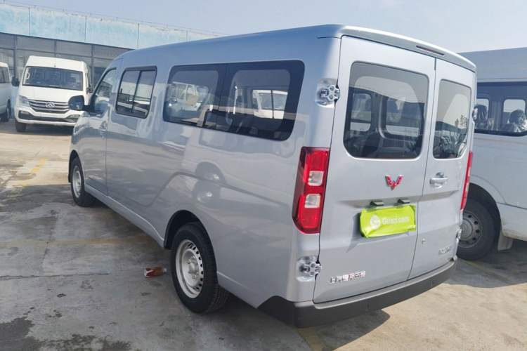 Used Wuling Yangguang 2024 300KM Comfort Version Passenger Van 75kW Exterior 2