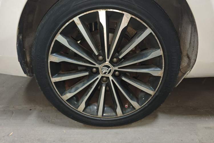 Used Skoda Superb 2016 TSI330 DSG Smart Drive Edition Right Rear Wheel Hub