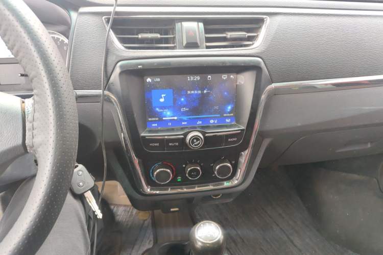 Used Jinbei Hiace X30 2023 1.5L Business-Style Van 2/5-Seater Air-Conditioned Version SWC15M Audio And AC Panel