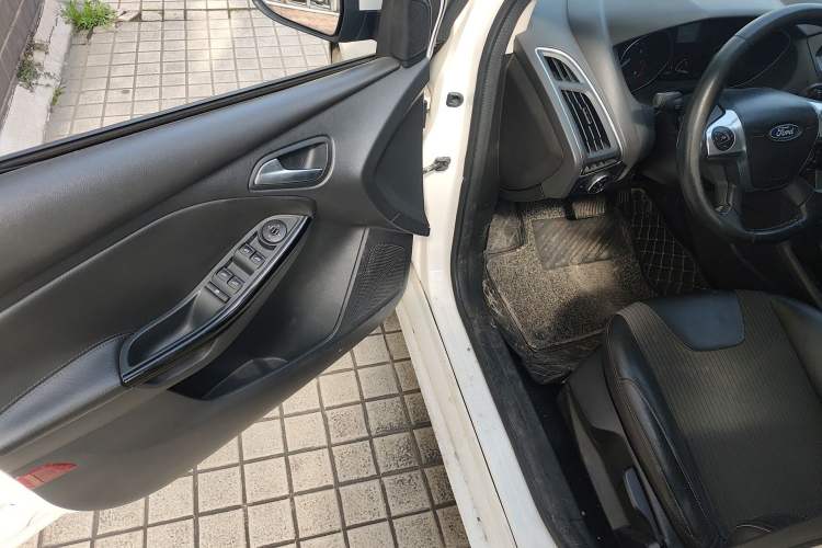 Used Ford Focus 2012 Sedan 1.6L Automatic Fashion Edition Driver Seat