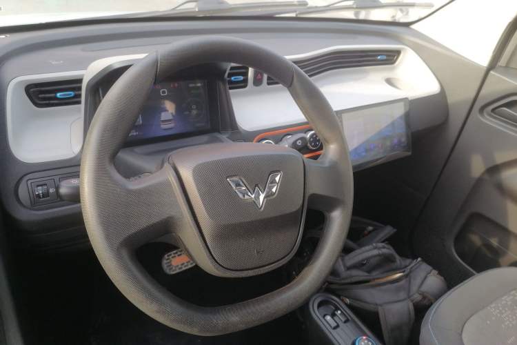 Used Wuling Hongguang MINIEV 2020 Freedom Version Lithium Iron Phosphate Center Console