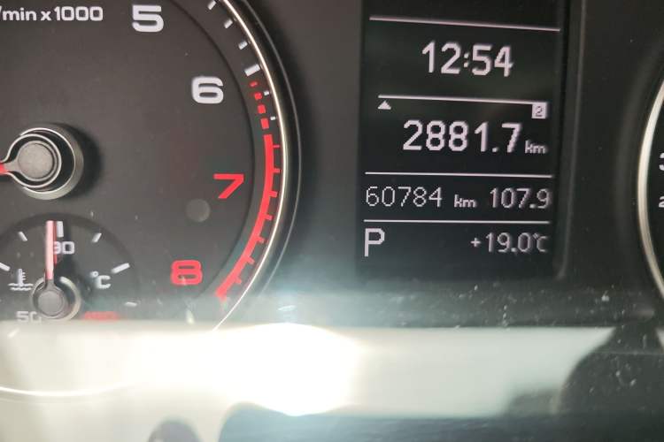 Used Audi Q3 2015 35 TFSI Ambition Edition Odometer Close Up