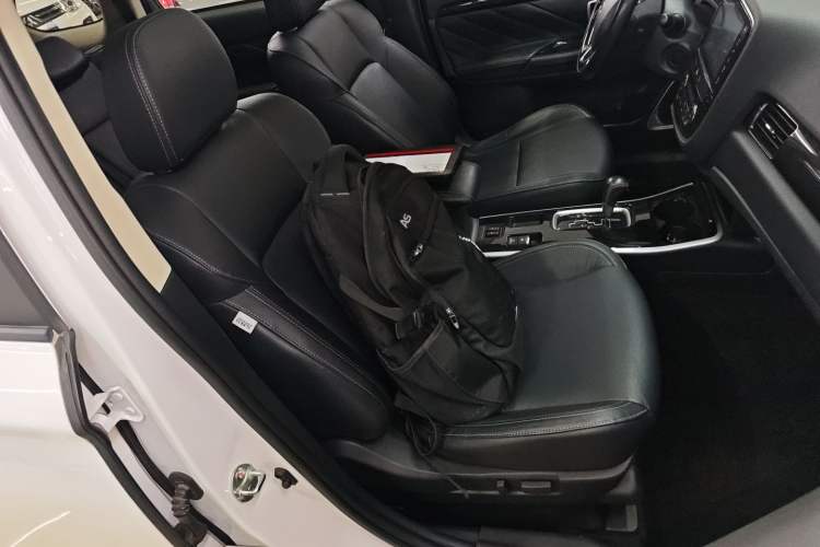 Used Mitsubishi Outlander 2019 2.0L Two-Wheel Drive Comfort Edition 7-Seater China VI Standard
