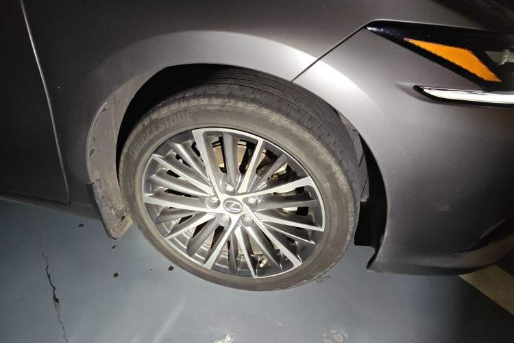 Used Lexus ES 2022 300h Deluxe Edition Right Front Wheel Hub