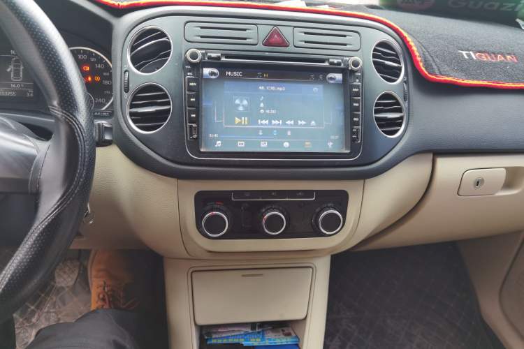 Used Volkswagen Tiguan 2010 1.8 TSI Manual Two-Wheel Drive Urban Edition Audio And AC Panel