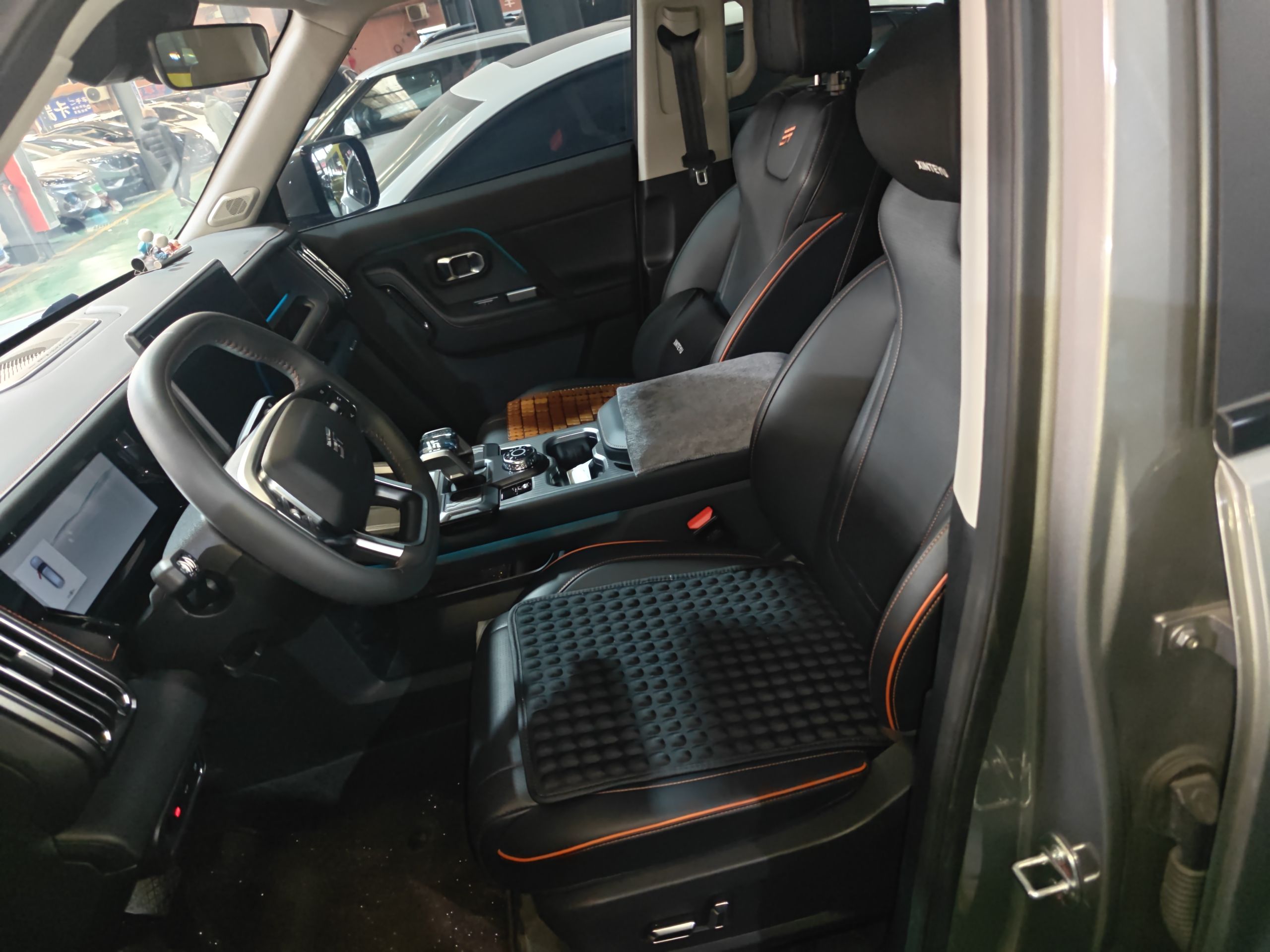 Переднее сиденье в автомобиле