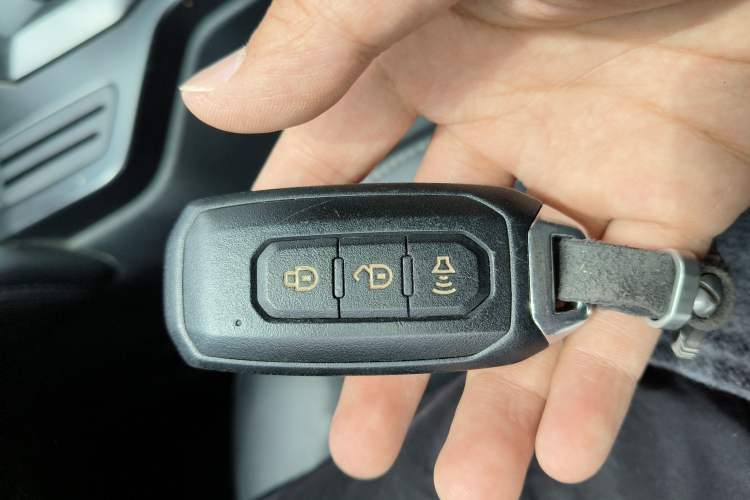 Used JMC Yuhu 7 2022 2.0T Automatic Diesel 4x4 Comfort Edition Standard Wheelbase Vehicle Key