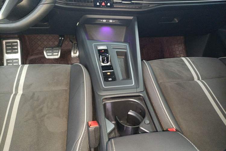 Used Volkswagen Golf 2023 Facelift 280TSI DSG R-Line Lite Gear Lever