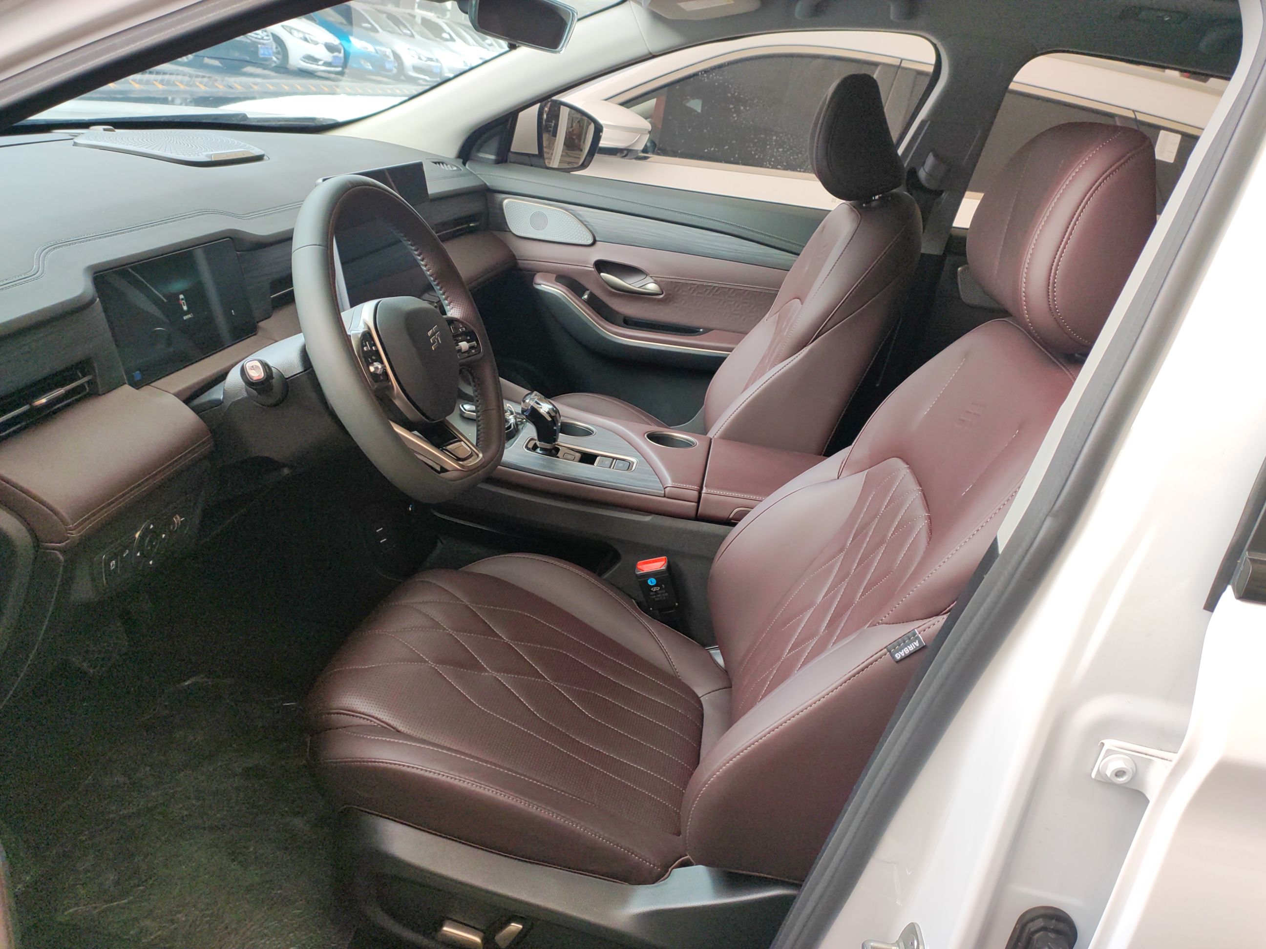 المقاعد الأمامية داخل السيارة