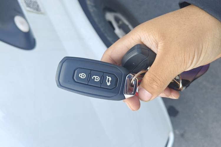 Used JMC Fushun 2025 2.0T 8AT Diesel Mid-Roof Mid-Height Commercial Multi-Purpose 7-Seater Passenger Vehicle Vehicle Key