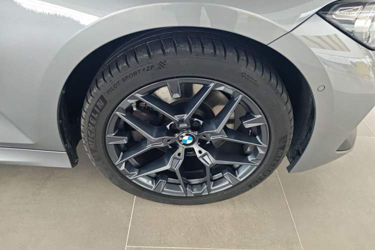 Used BMW 3 Series 2025 330Li M Sport Shadowline Package Right Front Wheel Hub