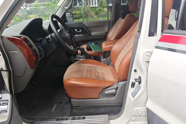 Used Mitsubishi Pajero 2011 V73 3.0L AT GLX
