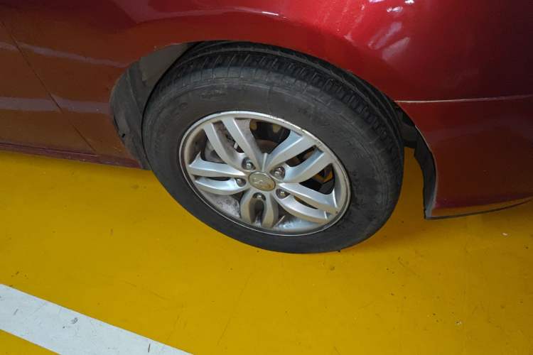 Used Hyundai Celesta 2011 1.6L Automatic Comfort Edition Right Front Wheel Hub