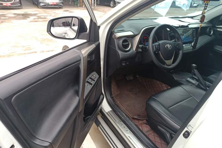 Used Toyota RAV4 2015 2.0L CVT Two-Wheel Drive Fashion Edition