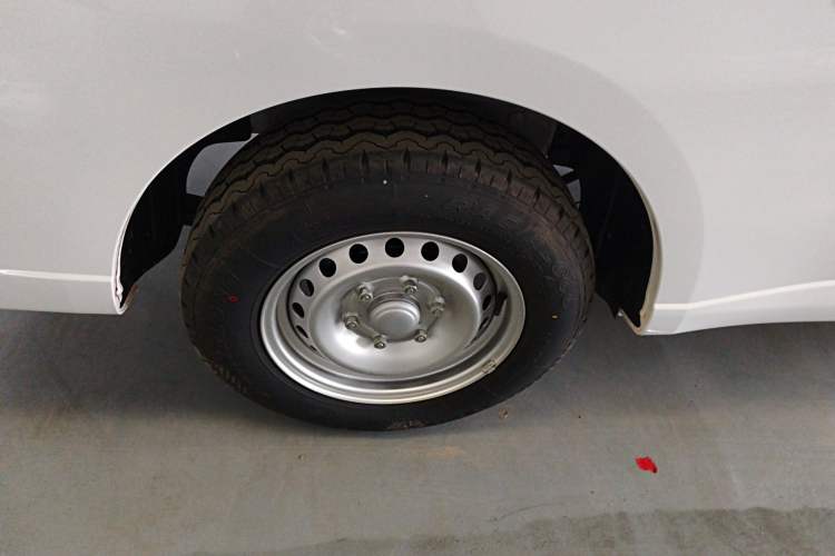 Used Wuling Yangguang 2024 300KM Comfort Version Passenger Van 75kW
