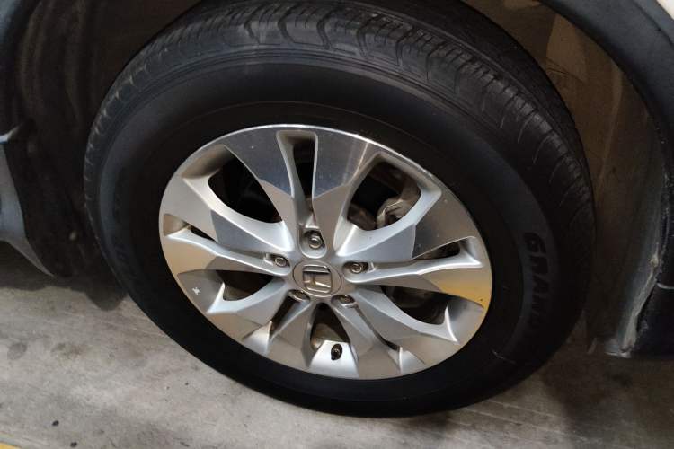 Used Honda CR-V 2012 2.4L four-wheel drive luxury version Right Front Wheel Hub