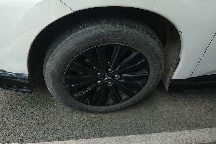 Used Mitsubishi Outlander 2021 2.4L 4x4 DynaDrive Edition 5 Seats Left Front Wheel Hub