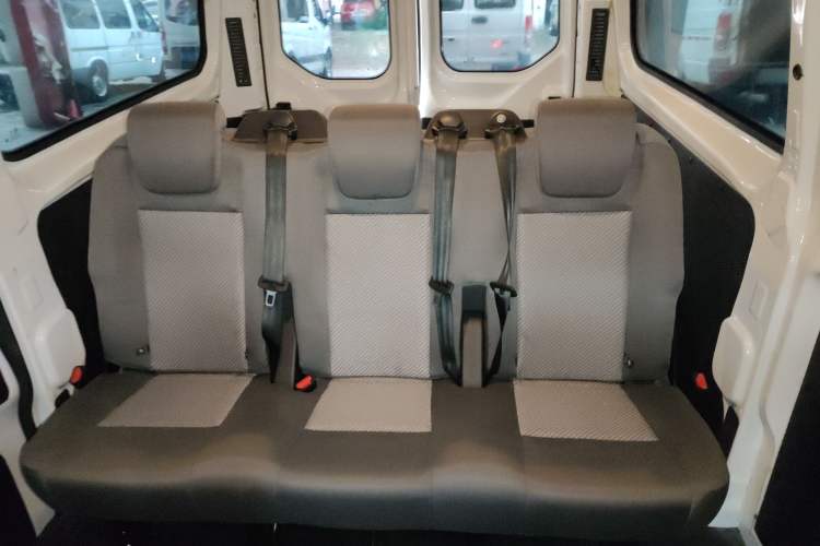 Used Ford Transit 2019 2.0T Diesel Multi-Purpose Commercial Vehicle Mid-Drive Mid-Roof 6-Seater China VI Standard