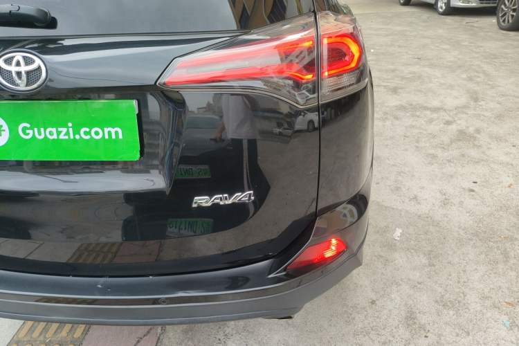 Used Toyota RAV4 2016 2.0L CVT Two-Wheel Drive Fashion Edition China V Standard
