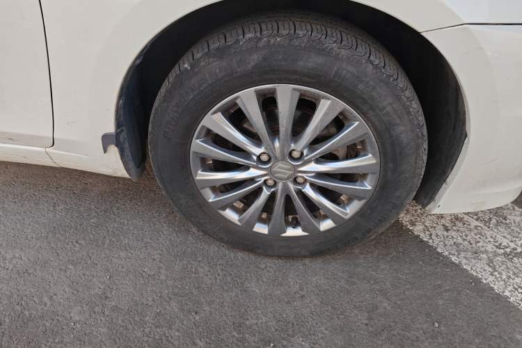 Used Suzuki Alivio 2015 1.6L Manual Comfort Model Right Front Wheel Hub