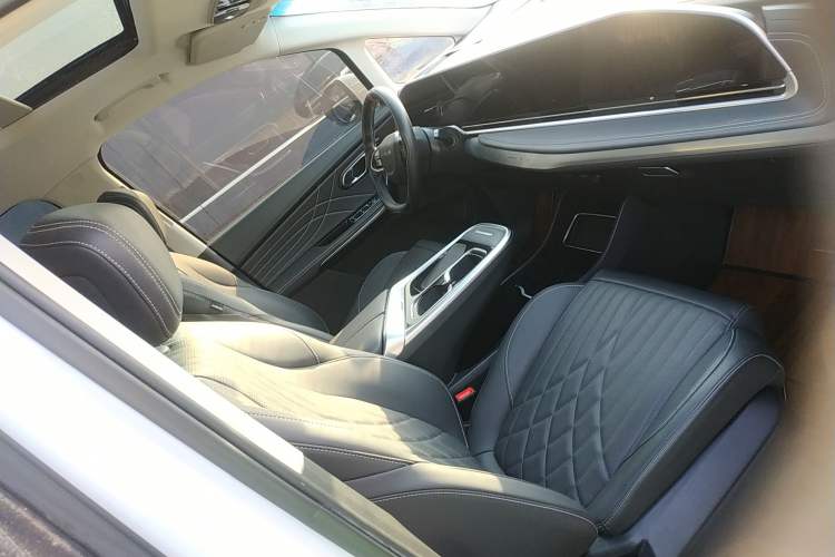 Used SAIC MAXUS G90 2022 2.0T Starry Seven-Seater