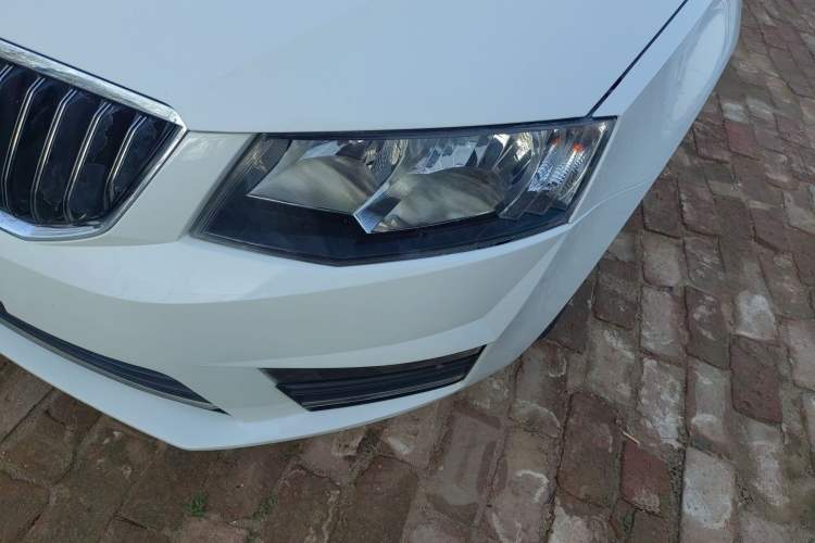Used Skoda Octavia 2017 Classic Model 1.6L Automatic Comfort Edition Left Front Headlight
