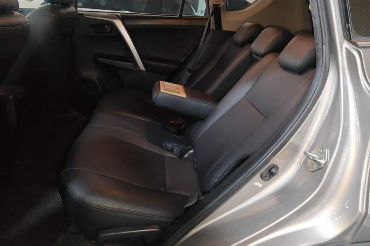 Used Toyota RAV4 2019 2.0L CVT Two-Wheel Drive Luxury Version China VI Standard
