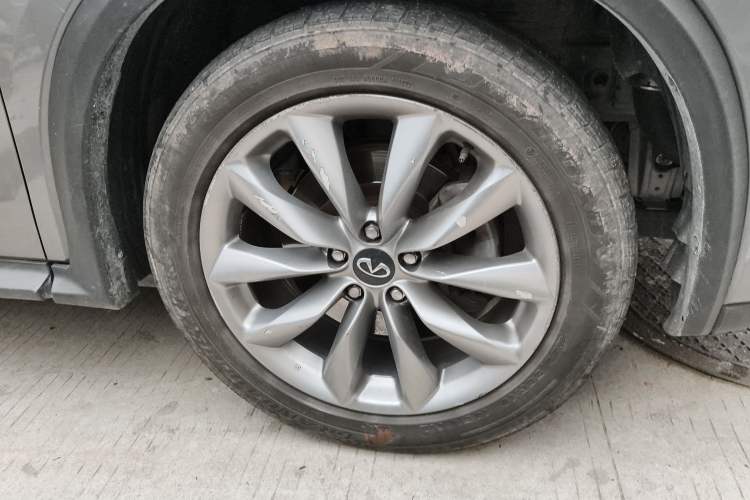 Used Infiniti QX50 2020 Revised Version 2.0T Two-Wheel Drive Elite Edition Right Front Wheel Hub