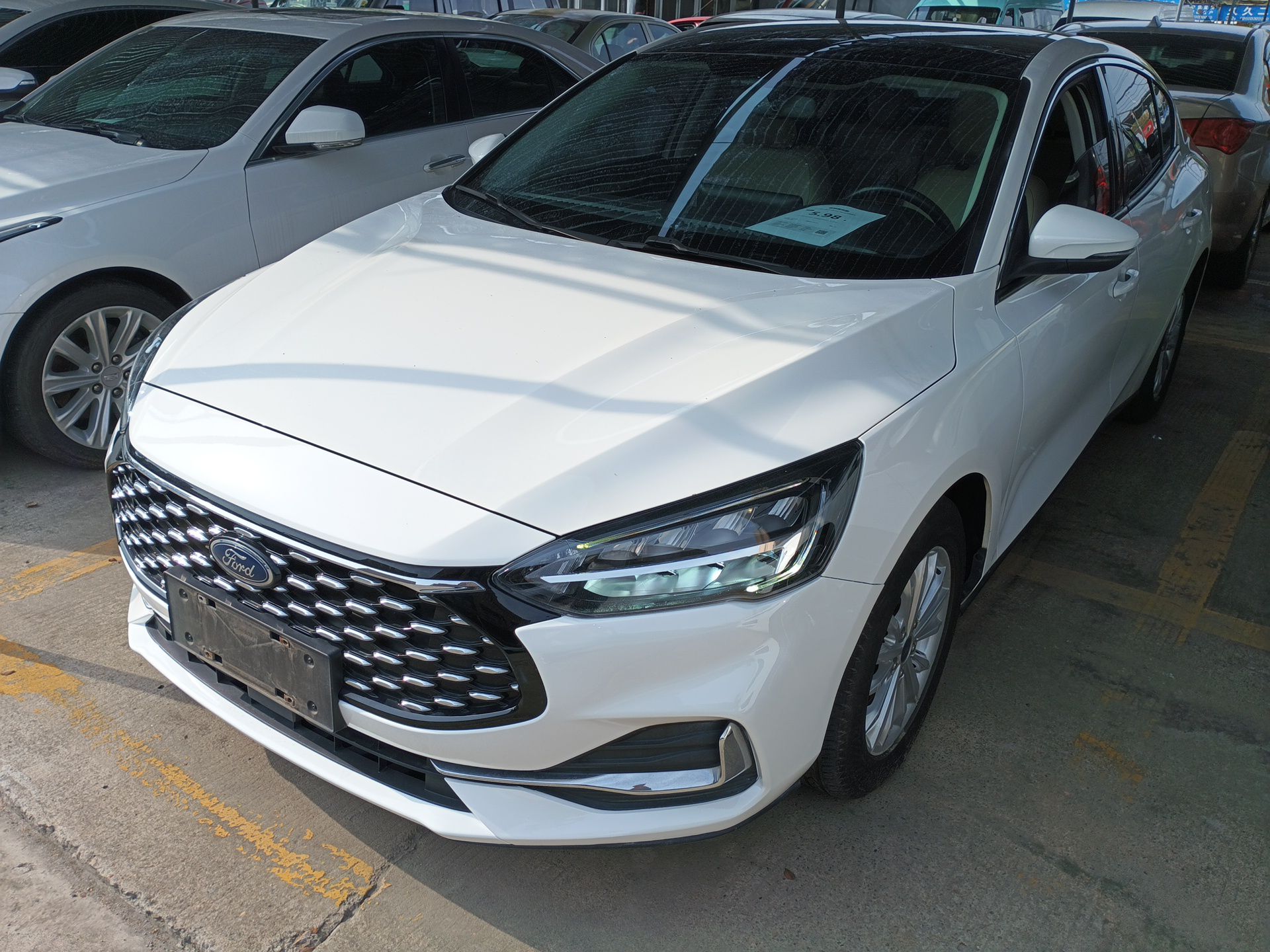 تحت مقدمة السيارة