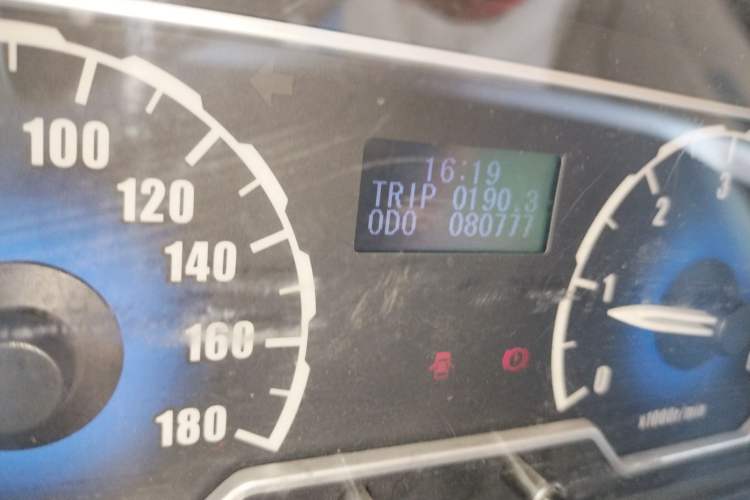 Used SAIC MAXUS Xintu V80 2016 2.5T Manual Aoyuntong National IV Short Wheelbase Mid-Roof 6-Seater