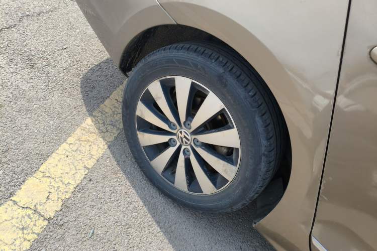 Used Volkswagen Sagitar 2017 1.6L Automatic Comfort Model Right Rear Wheel Hub