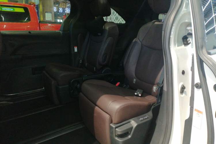 Used Toyota Granvia 2022 2.5L Hybrid Flagship Edition