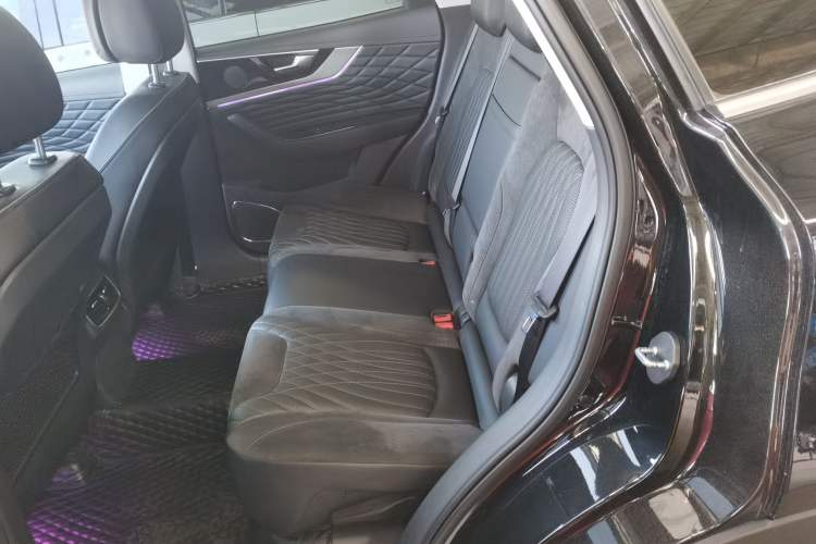 Used Hongqi HS5 2022 Facelifted Version 2.0T Smart Connect Flagship All-Wheel-Drive Edition Left Rear Seat