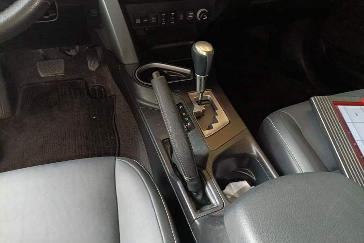 Used Toyota RAV4 2016 2.5L Automatic 4x4 Elite Edition Gear Lever